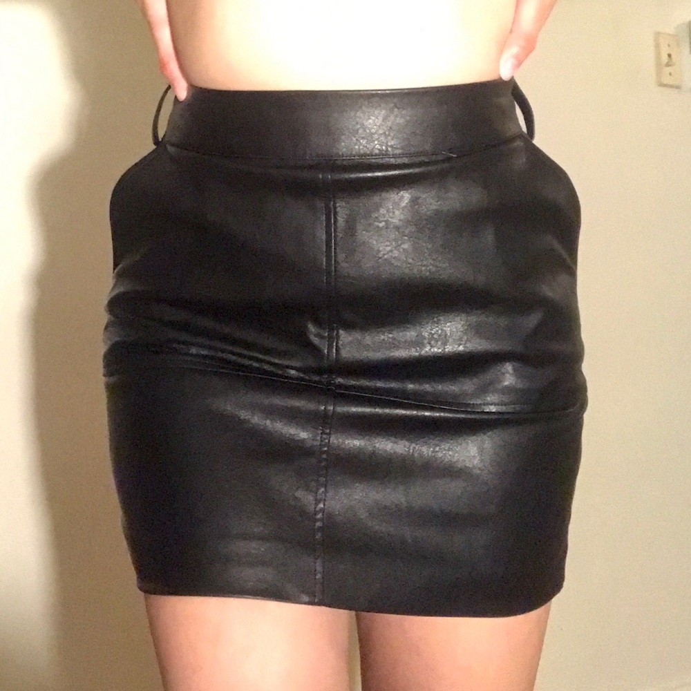 SEXY URBAN OUTFITTERS PLEATHER SKIRT WITH POCKETS